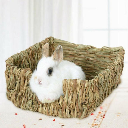 Rabbit Nest Guinea Pig Grass Nest Hand-woven Pet Bed made of natural grass for small pets’ comfort and play.

