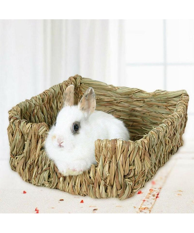 Rabbit Nest Guinea Pig Grass Nest Hand-woven Pet Bed made of natural grass for small pets’ comfort and play.


